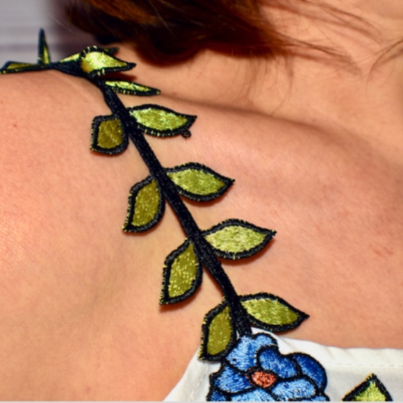 EMBROIDERED BUTTERFLY CROP TANK TOP - Picture 4 of 5